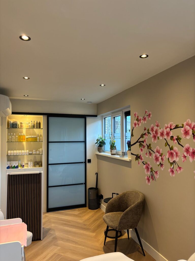 De muur met bloemen van de binnenkant van de nieuwe salon van Salon Valentijn in Leiden.